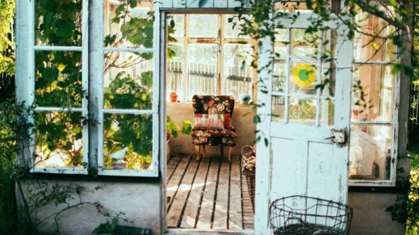 Kouzlo rustikality: Způsoby, jak vnést venkovskou atmosféru do vaší zahrady