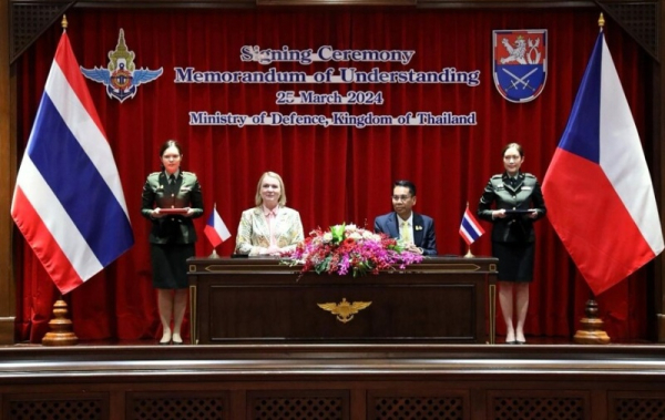 Černochová v Thajsku jednala o českém obranném průmyslu či výcviku thajských pilotů v Česku