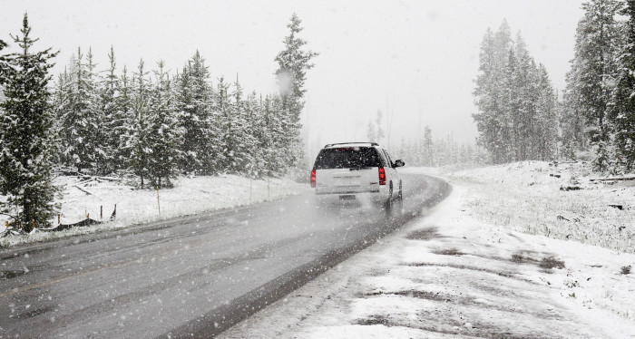 Zima a parkování venku automobilům nedělá dobře - jak sebe i vůz ochránit?