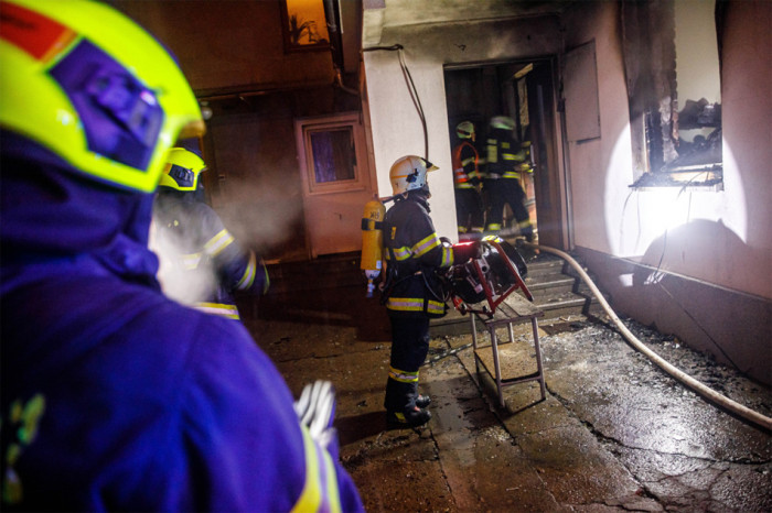 Pět jednotek hasičů likvidovalo požár rodinného domu v Rychnově nad Kněžnou