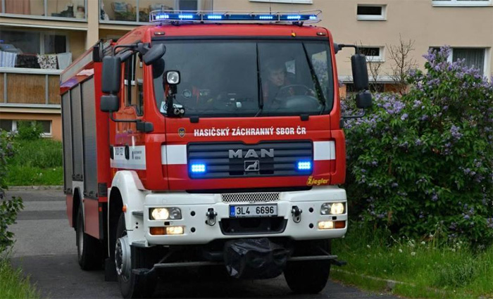 Někdo zřejmě úmyslně zapálil sklep paneláku v Kralupech, 25 osob muselo být evakuováno
