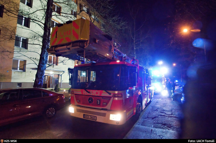 V bytovém domě v Ostravě-Porubě vypukl požár. Jeden člověk zemřel, dalších šest osob se zranilo
