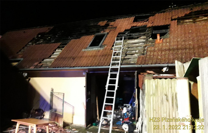 Při požáru rodinného domu na Klatovsku došlo k těžkému popálení sedmdesátiletého majitele