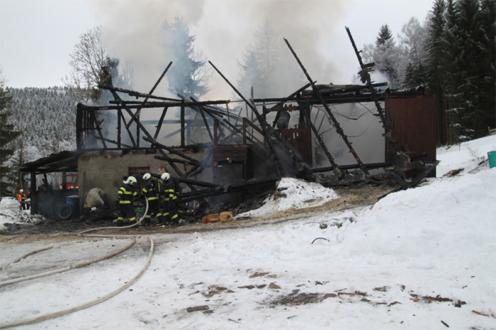Na Rachnovsku vyhořela zděná stodola, do okolí vyteklo několik set litrů nafty
