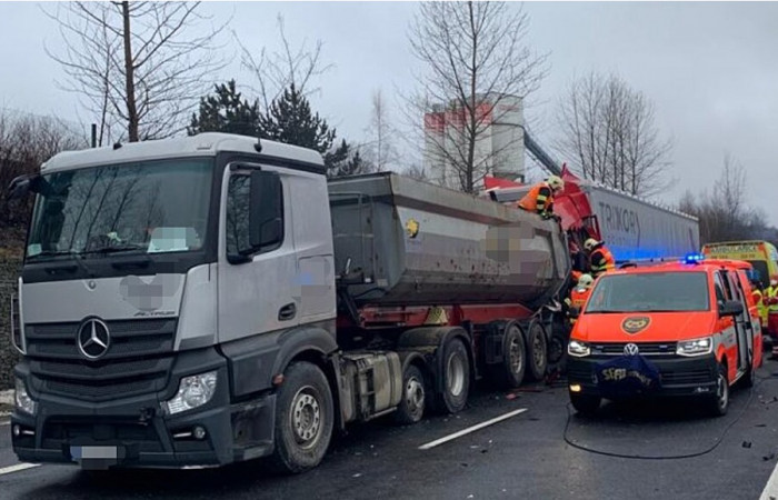 Ve směru od Chrastavy na Liberec došlo ke srážce dvou nákladních vozů, jedna osoba se zranila
