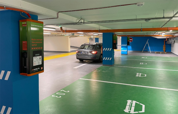 Zrekonstruované podzemní garáže Národního divadla nabízejí tři dobíjecí stanice pro elektromobily