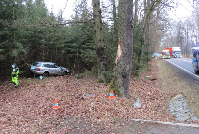 U obce Břehov došlo ke střetu dvou osobních aut s jedním zraněním, policie hledá svědky nehody