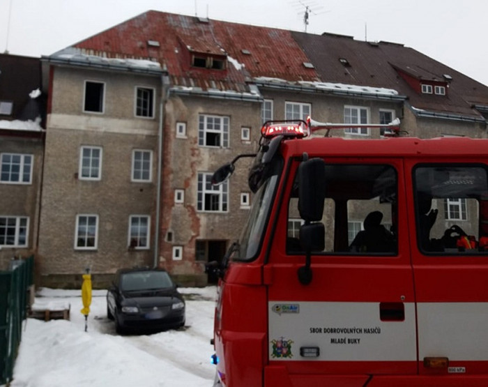 K hlášenému zápachu kouře v bytovém domě na Trutnovsku vyjeli tři jednotky hasičů