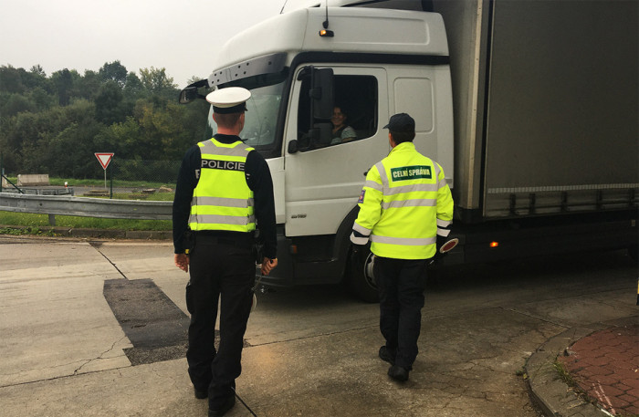 Jihočeští celníci zadrželi kamion s nelegálním odpadem z Itálie mířící do Českých Budějovic