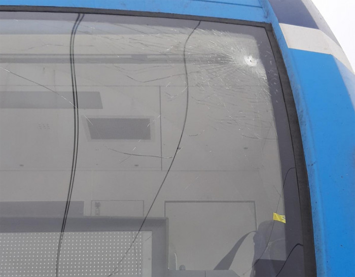 36 letý recidivista mrštil po jedoucím vlaku kámen, škoda na lokomotivě je odhadnuta na 100 tisíc korun