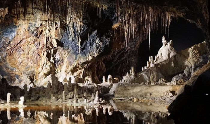 Zpřístupněné jeskyně ČR zahajují novou turistickou sezonu, s nabídkami pro školy