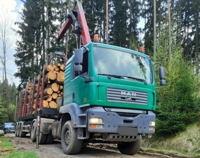 Mobilní aplikace Lesů ČR usnadňuje policejní kontrolu dříví na kamionech