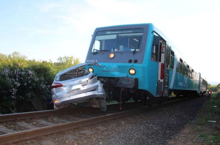 Na železničním přejezdu v Berouně došlo ke střetu automobilu s rychlíkem, jeden člověk zemřel, dva utrpěli těžká zranění
