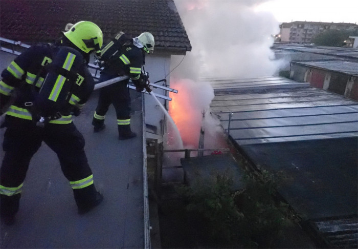 Dvě jednotky hasičů likvidovaly požár v průmyslovém areálu v Kroměříži. K ohni musely po střechách