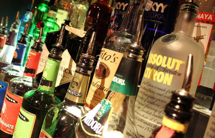 Neznámý zloděj vnikl na Plzeňsku do rodinného domu, kde odcizil mimo jiného i 100 kusů láhví alkoholu