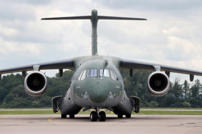 Ministrině Černochová se na letišti v Pardubicích zúčastnila prezentace letounu EMBRAER KC-390