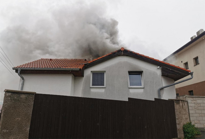 V Tuchoměřicích likvidovalo šest hasičských jednotek požár rodinného domu