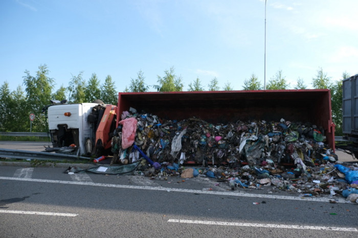 V Ostravě se převrátil nákladní automobil s komunálním odpadem, řidiče museli vyprostit hasiči