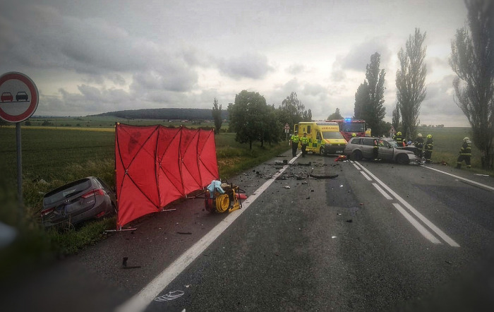 Na Nymbursku došlo k čelnímu střetu dvou osobních automobilů, nehoda si vyžádala jeden lidský život