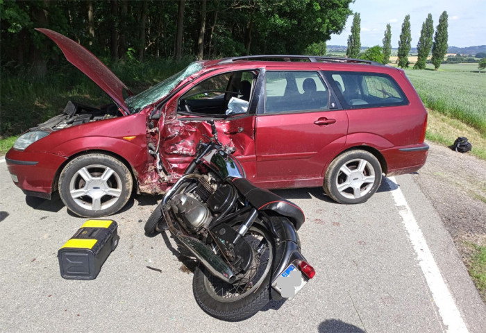 U Budíškovic motocyklista nepřežil střet s osobním vozidlem