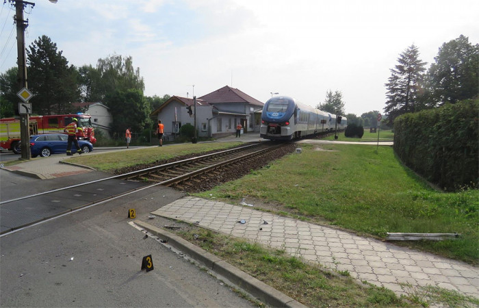 V obci Tlučná došlo na přejezdu ke střetu osobního vozu s vlakem, řidič automobilu z místa nehody ujel
