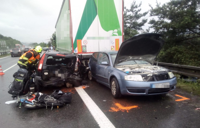 U Vráže na Berounsku došlo k hromadné dopravní nehodě, sedm lidí se zranilo