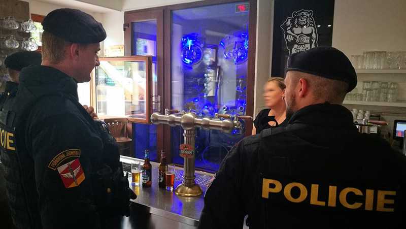 33leté ženě se návštěva tachovského baru nevyplatila. Neznámý zloděj ji ukradl batoh i s obsahem