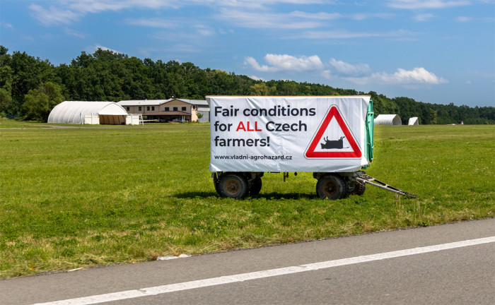 Vládu v Litomyšli vítají protestní transparenty zemědělců