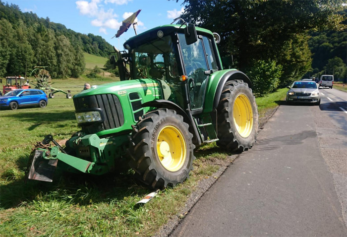 Tři osoby se zranily při střetu autobusu s traktorem u obce Černovír