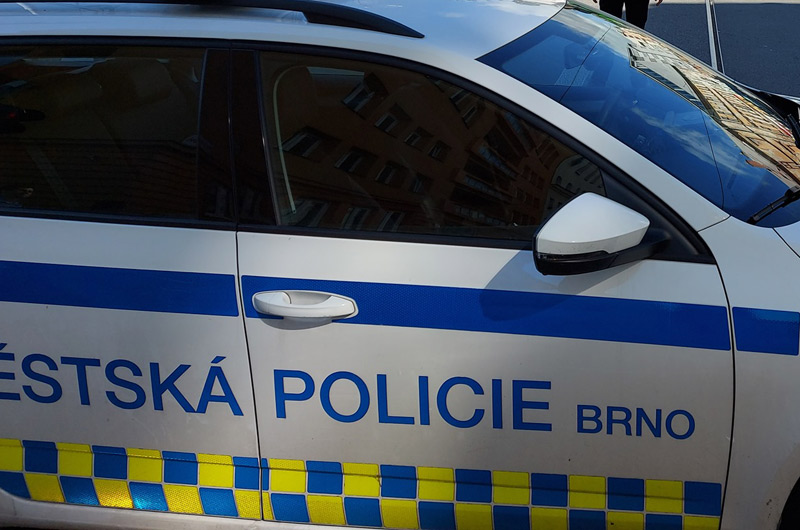 Brněnští strážníci dopadli muže, který jinému hrozil zbraní, šlo o plastovou maketu