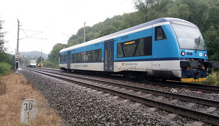 Na Šumpersku se málem srazil osobní vlak s Pendolinem, zastavily několik desítek metrů od sebe