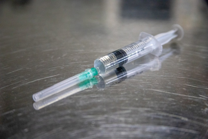 EMA doporučila změnu na standardní registraci u vakcín Comirnaty a Spikevax proti covid-19