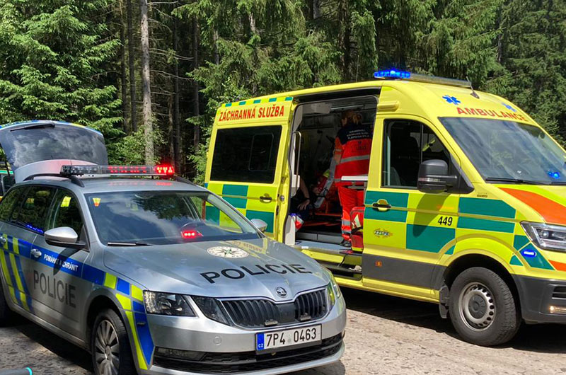 Čelní střet dvou vozidel v Buchlovských horách skončil zraněním tří osob