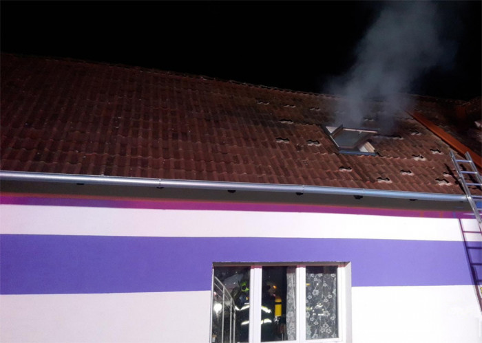Požár rodinného domu v Horním Bousově vyhnal z domu 17 osob