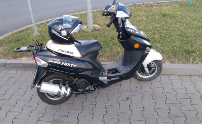 Neznámý pachatel odcizil v Plzni odstavený motocykl i s integrální přilbou