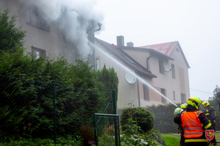 Hasiči likvidovali požár rodinného domu v Komorní Lhotce, jedna osoba skončila v péči záchranářů
