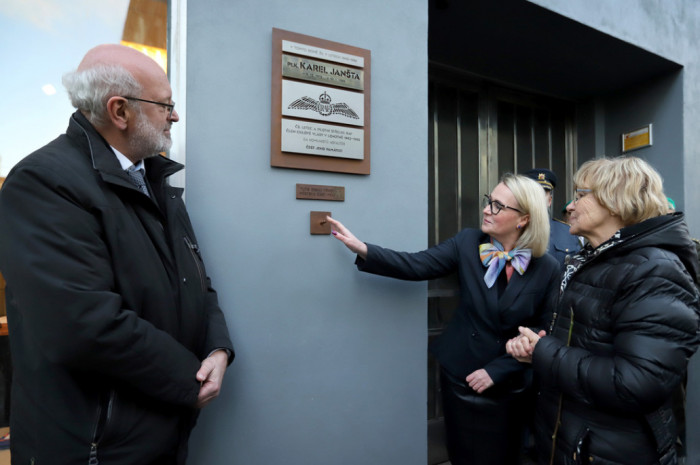 Ministrině Černochová odhalila v Praze pamětní desku letci RAF Karlu Janštovi