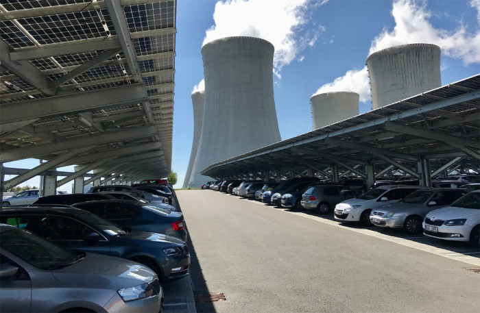Roční provoz největšího parkoviště s fotovoltaickou elektrárnou v Dukovanech přilákal již stovky řidičů