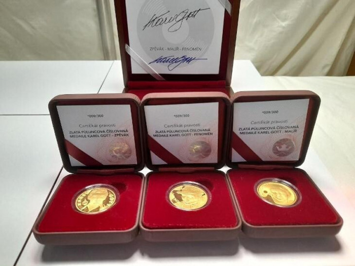 Předvánoční aukce ovládl mistr Gott s medailemi za 240 tisíc korun