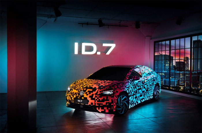 Na cestě ke světové premiéře: Nová limuzína ID.7 se poprvé prezentuje s digitálním maskováním