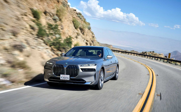 Úspěšný rok 2022 pro BMW Group: Na globální úrovni je 1. v prémiovém segmentu, zdvojnásobila prodej elektrických vozů