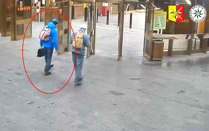 Agresor napadl v metru dva muže, motivací mohla být jejich sexuální orientace. Policie hledá svědky