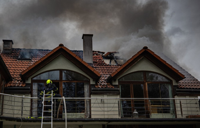 Sedm jednotek hasičů zasahovalo u požáru podkroví a střechy rodinného domu v Náchodě