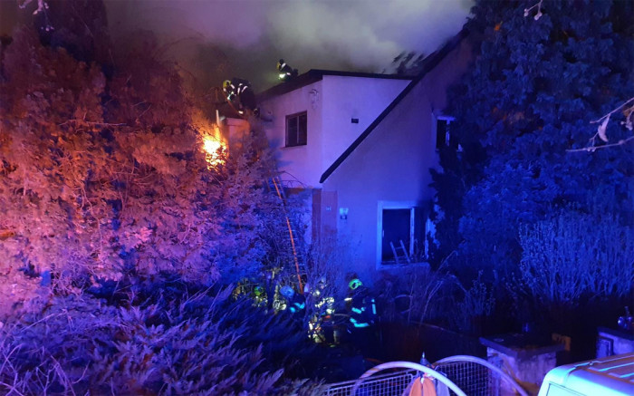 Požár v Brně zcela zničil rodinný dům, škoda je přes jeden milion korun