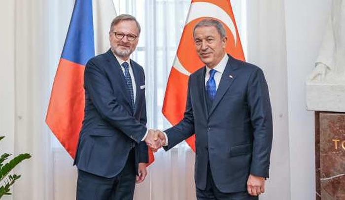 Předseda vlády Fiala jednal s tureckým ministrem Hulusi Akarem o válce na Ukrajině a bilaterální spolupráci