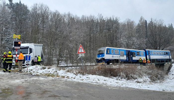 Při střetu osobního vlaku s kamionem, na železničním přejezdu na Písecku, se zranilo pět lidí