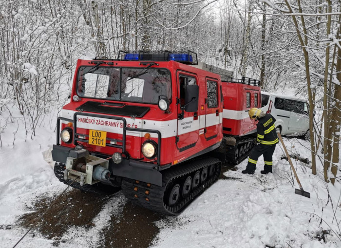 Liberečtí hasiči při nehodě dodávky a osobního vozu využili pásového obojživelníka Hägglunds BV206
