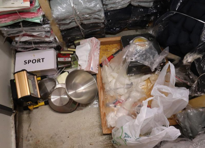 Celníci zadrželi v chebské tržnici muže vietnamské státní příslušnosti, který s padělky zboží prodával i drogy