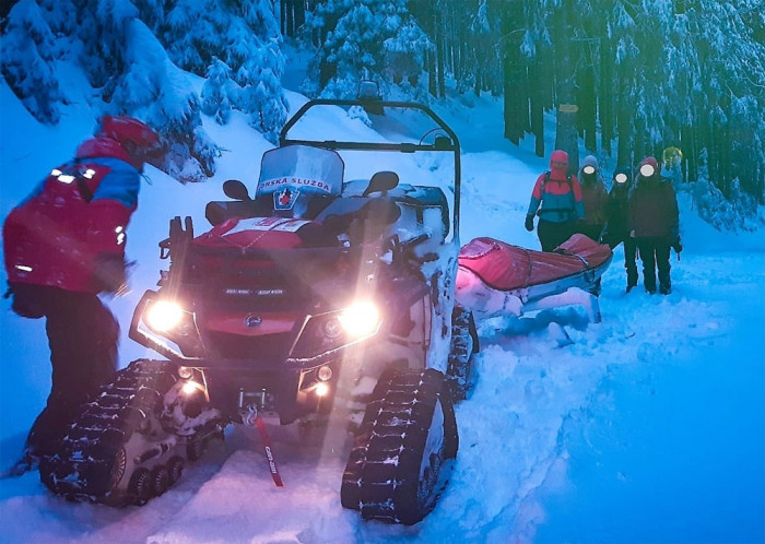 Záchranáři Horské služby transportovali z Kralického Sněžníku ženu, která se při sestupu zranila