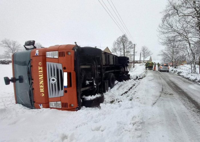 V Dolních Tošanovicích se převrátil kamion s prasaty, 31 kusů nehodu nepřežilo